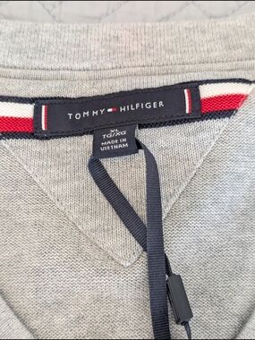 Tommy Hilfiger Men's VNeck Sweater Gray Size XL Mens Essential (0382)